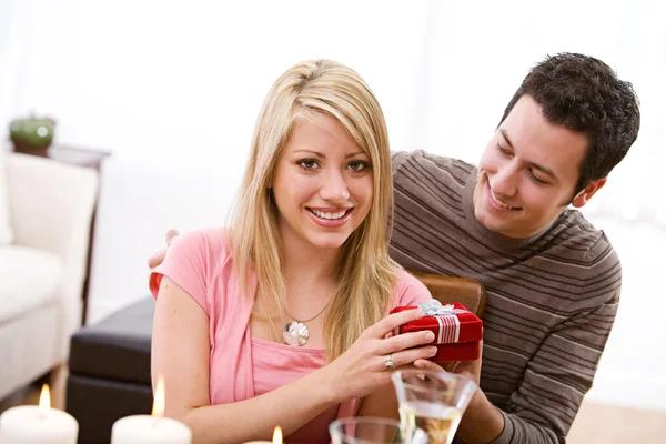 Valentinstag: Frau erhält besonderes Valentinstagsgeschenk — Stockfoto