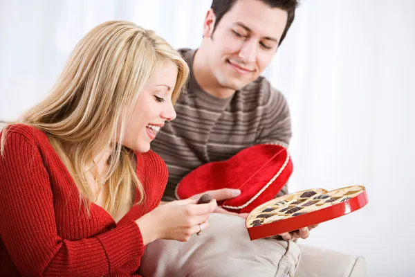 Valentinstag: Frau von Weihnachtsgeschenk überrascht — Stockfoto