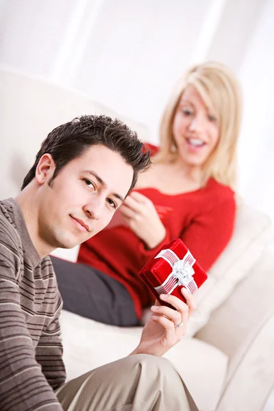 Valentine: Homem que prende o presente pequeno para a namorada — Fotografia de Stock