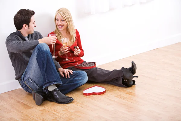バレンタイン： シャンパンとお菓子を持っているカップル — ストック写真