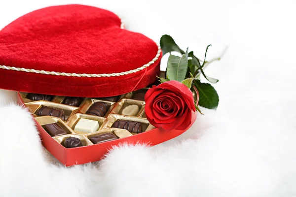 San Valentín: Caja de caramelo y rosa en piel — Foto de Stock