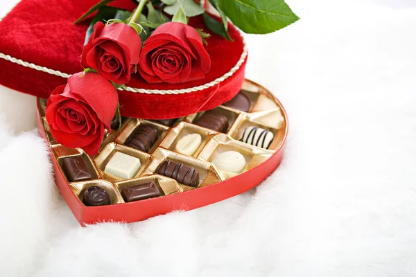 Valentine: Rosas vermelhas na caixa de doces do coração — Fotografia de Stock