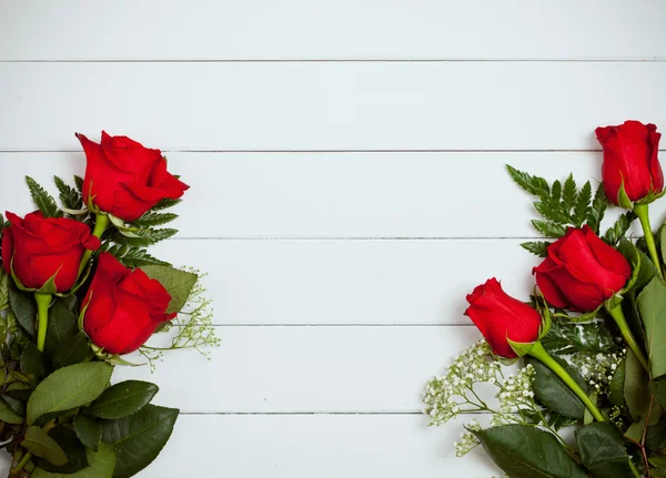 Valentine 's: Rosas vermelhas em fundo de madeira branca — Fotografia de Stock