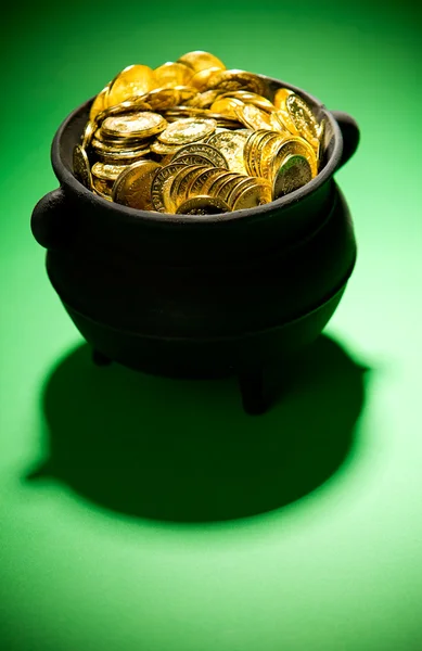 Kruka med guld: treasure potten på grön bakgrund — Stockfoto