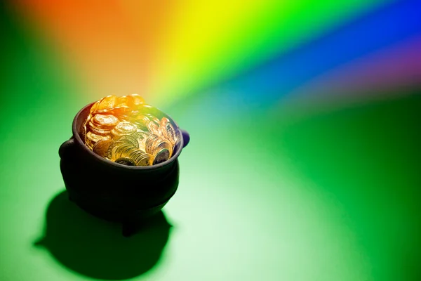 Pot met goud: magische kabouter schat met regenboog — Stockfoto