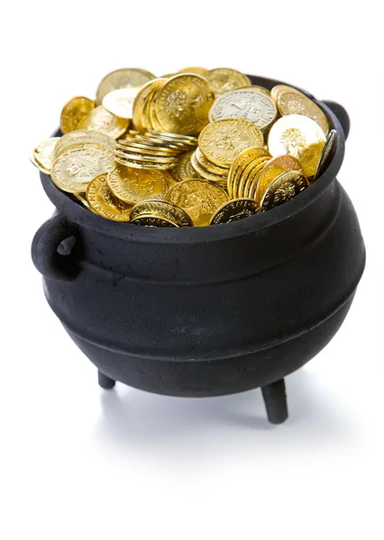 Pot met goud: pot vol goud geïsoleerd op wit — Stockfoto