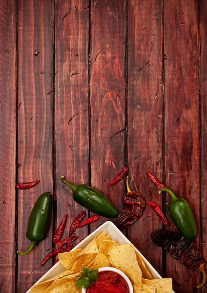 Bakgrund: chips och salsa med jalepenos — Stockfoto