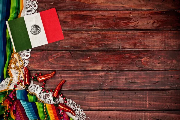 Antecedentes: Bandera mexicana sobre fondo de madera — Foto de Stock