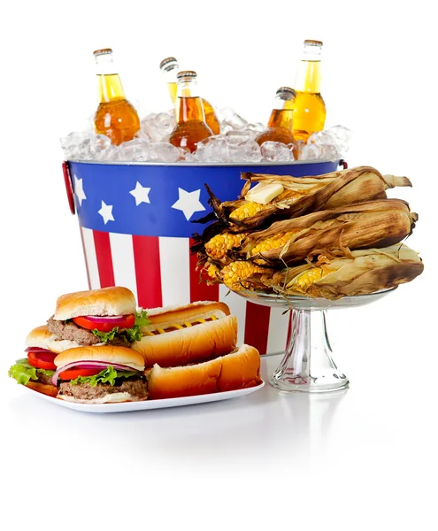 Verão: hambúrgueres, cachorros-quentes, milho e refrigerante — Fotografia de Stock