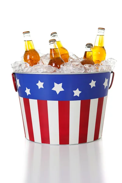 Лето: Пиво в патриотическом ведре — стоковое фото