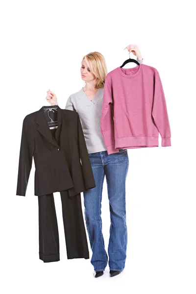Keuzes: vrouw kiezen tussen fancy suit of lui sweatshirt — Stockfoto