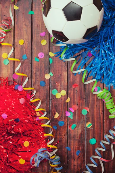 Soccer : Fête de la concurrence avec ballon et confettis Images De Stock Libres De Droits