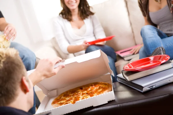 Öğrenciler: pizza yemeye okuyan bir mola — Stok fotoğraf