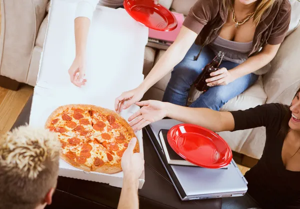 Studenci: przyjaciele, osiągając w chwycić kawałek pizzy — Zdjęcie stockowe