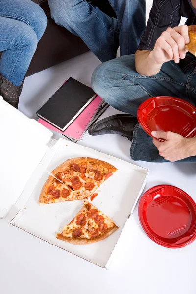 Öğrenciler: pizza için bir çalışma mola — Stok fotoğraf