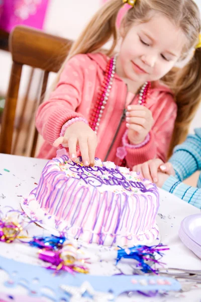 Geburtstag: Mädchen schnuppert an Zuckerguss — Stockfoto