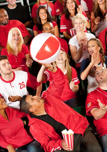 Eventails : S'amuser avec un ballon de plage — Photo