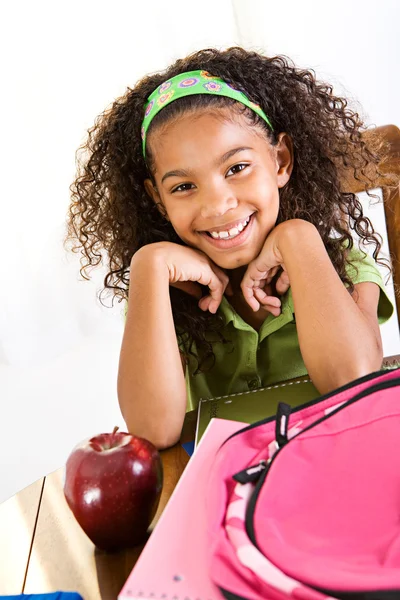 Schüler: Nettes Schulmädchen macht Hausaufgaben — Stockfoto