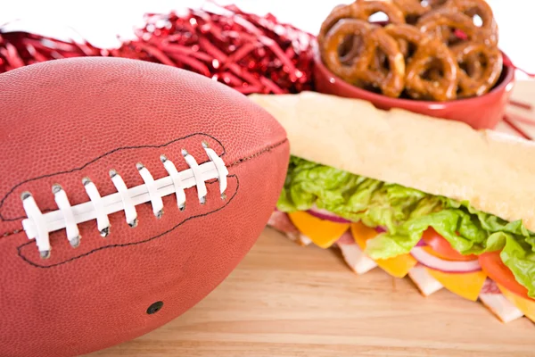 Voetbal met gameday snacks — Stockfoto