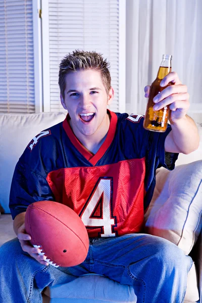 足球： 喝啤酒和看电视上的比赛 — 图库照片