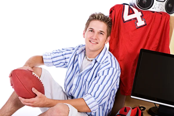 Estudiante: Hombre sonriente con bola y cosas para el dormitorio — Foto de Stock