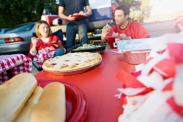 Tailgating: Bagaj kapağı partisi yemek masasında elmalı turta odaklanmak — Stok fotoğraf