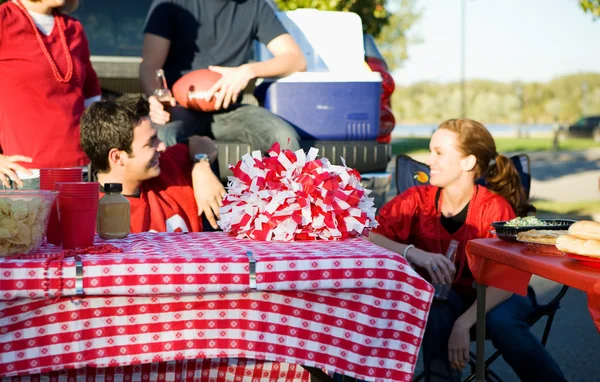 Tailgating: skupić się na puste miejsce na stół piknikowy — Zdjęcie stockowe