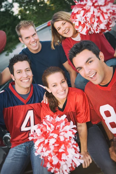 Tailgating: grupp av vänner hurra för sitt lag — Stockfoto