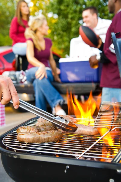 Tailgating: bratwurst eller korv på grillen på tailgate party — Stockfoto