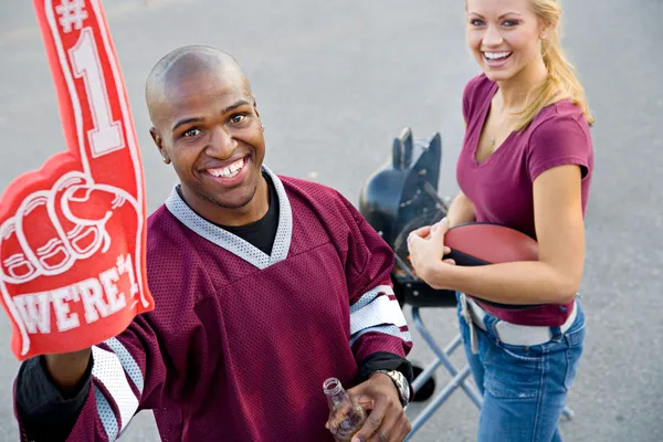 Tailgating: kille student skål för hans nummer ett team Royaltyfria Stockbilder