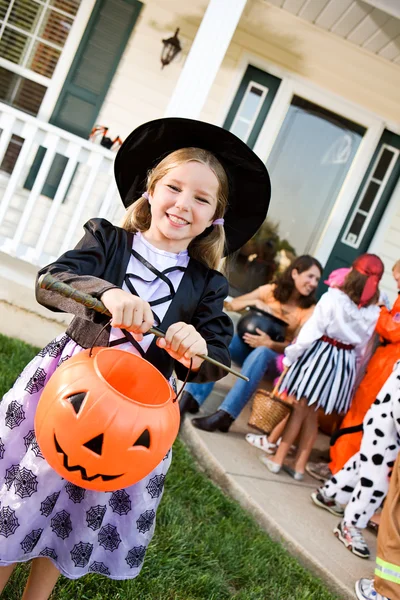 Halloween: dívka připravena k koleda — Stock fotografie