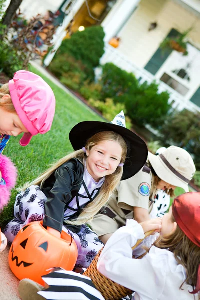 Halloween: biorąc sobie przerwę, aby spojrzeć na cukierki — Zdjęcie stockowe