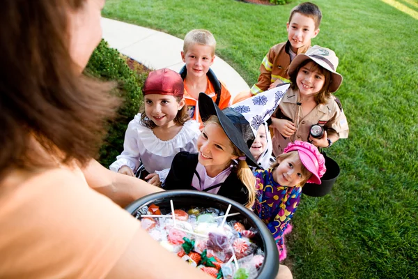 Halloween: kinderen opgewonden voor trick or treat Stockfoto