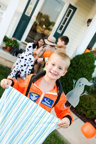 ハロウィーン： 少年の宇宙飛行士のハロウィーンの準備ができて ロイヤリティフリーのストック写真