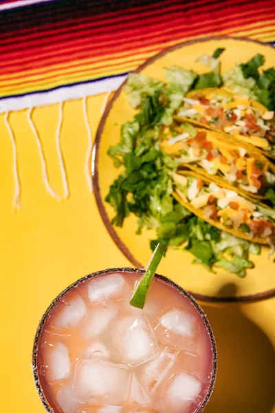 系列食品 饮料和其他物品 使喜庆的背景为Cinco Mayo 包括一个色彩艳丽的玛格丽塔 图库图片