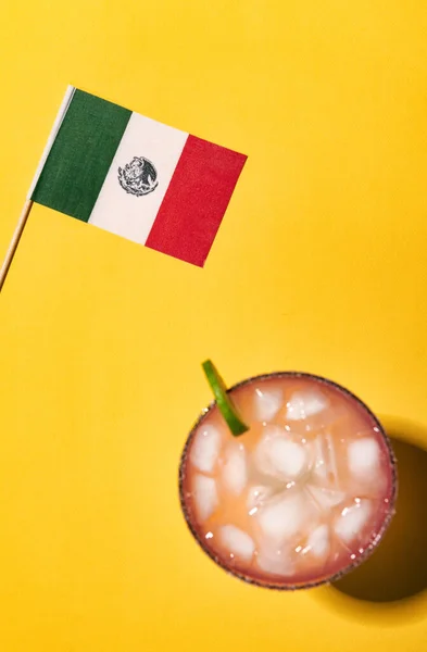 系列食品 饮料和其他物品 使喜庆的背景为Cinco Mayo 包括一个色彩艳丽的玛格丽塔 免版税图库图片