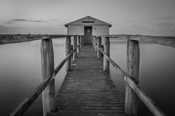 denizin içinde ahşap kulübe