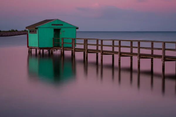 denizin içinde ahşap kulübe