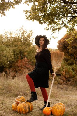 Parkta süpürgeyle gezen cadı.