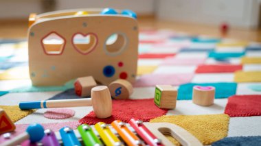 Genç çocuk oyuncağı konsepti: Kreşteki şık ahşap bebek oyuncaklarına yakın çekim