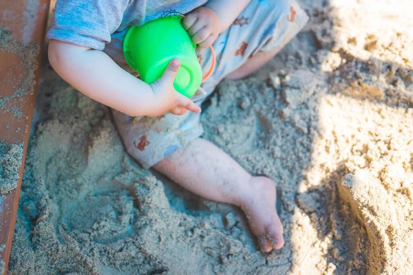 Kleinkind Spielkonzept Aus Dem Kleinen Jungen Beim Spielen Sandkasten Geschnitten lizenzfreie Stockbilder