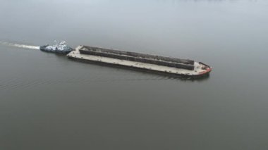 Mavna nehirde yüzüyor. Havadan ateş ediyorlar..