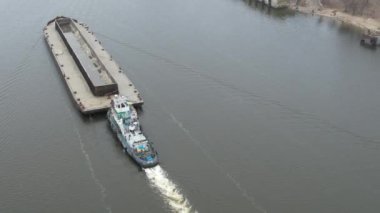 Mavna nehirde yüzüyor. Havadan ateş ediyorlar..