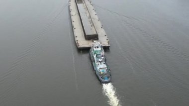 Mavna nehirde yüzüyor. Havadan ateş ediyorlar..