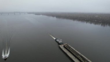 Mavna nehirde yüzüyor. Havadan ateş ediyorlar..