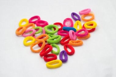 aşk şeklindeki saçları topuz