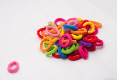 Beyaz arka planda saç topuzu