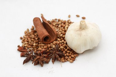 karabiber, tarçın, anason ve beyaz Birliği ile