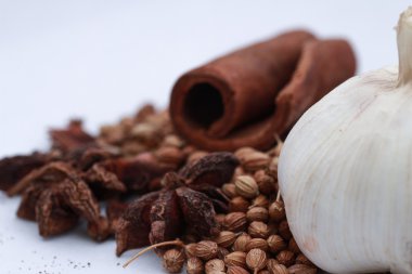 karabiber, tarçın, anason ve beyaz Birliği ile