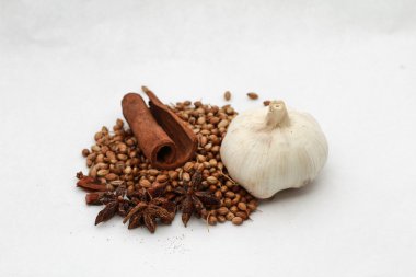 karabiber, tarçın, anason ve beyaz Birliği ile